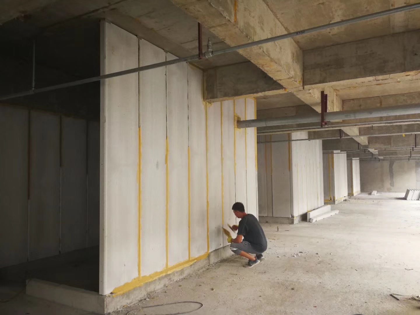 鹤庆无机发泡轻骨料混凝土隔墙板施工技术性能研究